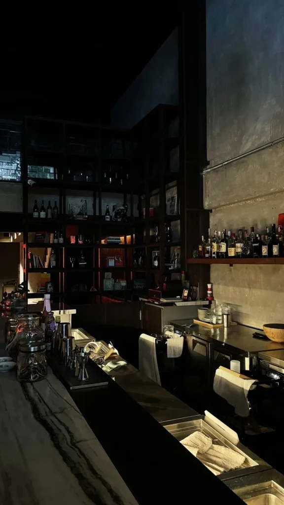 บรรยากาศโซนบาร์ Be_____ep Books and Bar แสงเงาและวัสดุสร้างความน่าค้นหา