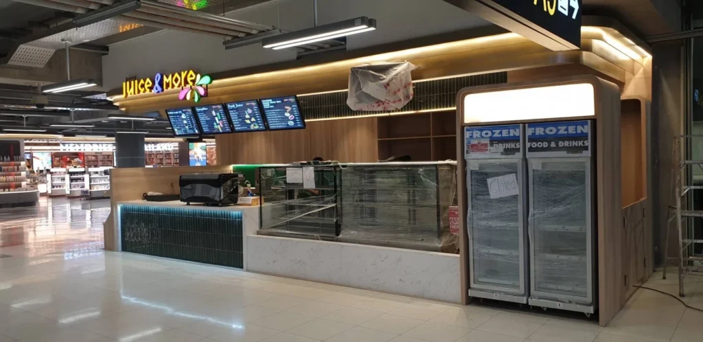 รายละเอียดงานป้ายหรือวัสดุคีออสก์ Juice and More เน้นความทนทานและดูแลรักษาง่าย