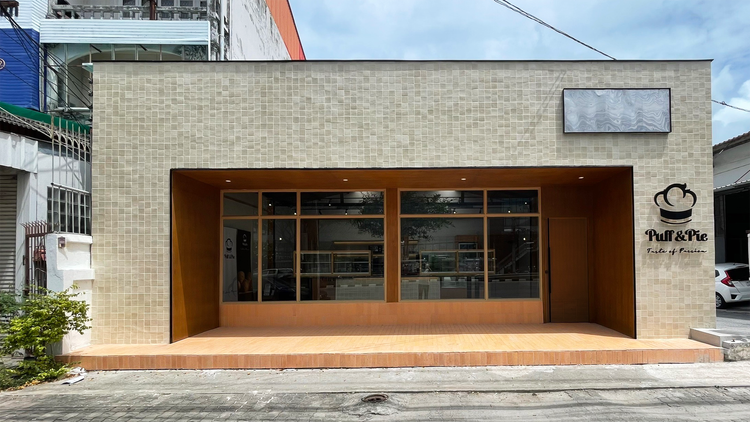 หน้าร้าน Puff & Pie ระยอง ฟาซาดโทนเบจ ช่องเปิดลึกกรุไม้ และกระจกบานใหญ่